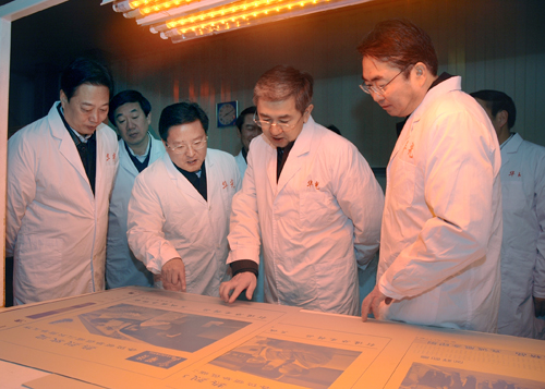 河南省委副書記鄧凱到樂凱華光考察調(diào)研