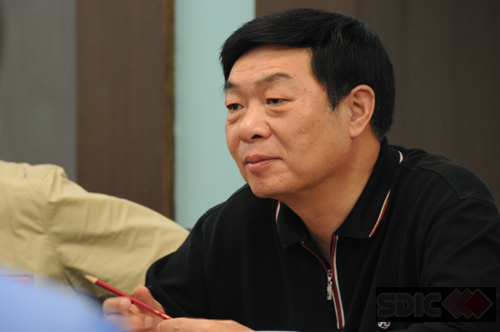 河南工信廳領(lǐng)導(dǎo)到樂凱華光公司參觀考察