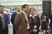 工作人員對設(shè)備進行講解