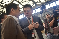 上海亞華常務(wù)副總范斐然向徐建國介紹亞華模切機性能