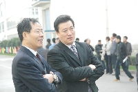 秋山國(guó)際株式會(huì)社社長(zhǎng)趙無(wú)懷先生（右）