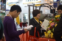 采購團(tuán)成員向參展商詢問技術(shù)參數(shù)