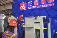 三鑫機(jī)械展位上的采購團(tuán)身影
