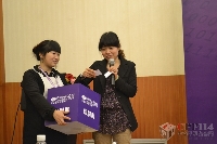 我要印公司副總經(jīng)理羅鵬女士現(xiàn)場(chǎng)抽獎(jiǎng)
