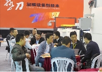 與會(huì)觀眾詳細(xì)詢問熱刀復(fù)膜機(jī)新技術(shù)