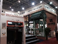 信川機(jī)械展位的接待區(qū)象家，象咖啡館。
