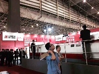 長(zhǎng)榮股份將攜全新針對(duì)酒包設(shè)計(jì)的MK1060 深壓紋模切機(jī)首次亮相彩盒展。其展位號(hào)為1A10-19。
