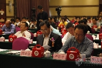 寧波市貿(mào)易局副局長繆永法與寧波市鄞州區(qū)商務(wù)局局長嚴巖平